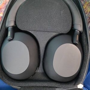 EUC Sony XM5 over the ear headphones